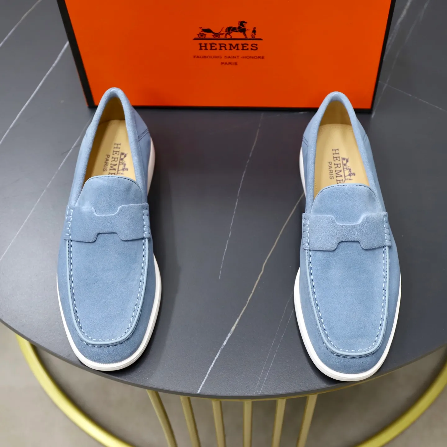 Ex-factory price: 540💰Hermès/Hermès slip-on men's shoes. This shoe is made of imported cow suede leather, with simple and smooth lines, and a 3CM rubber foam ultra-light sole combined with aerodynamic design! Youthful and fashionable, H button decoration, contrasting leather embellishment on the heel, calf lining to gently wrap your feet, with embossed logo cowhide feet, leather rock strips, casual and urban style, highlighting youthful vitality, sports and leisure version, super versatile Size number: 38-39-40-41-42-43-44 Standard leather shoe size (45 can be customized but does not support returns)